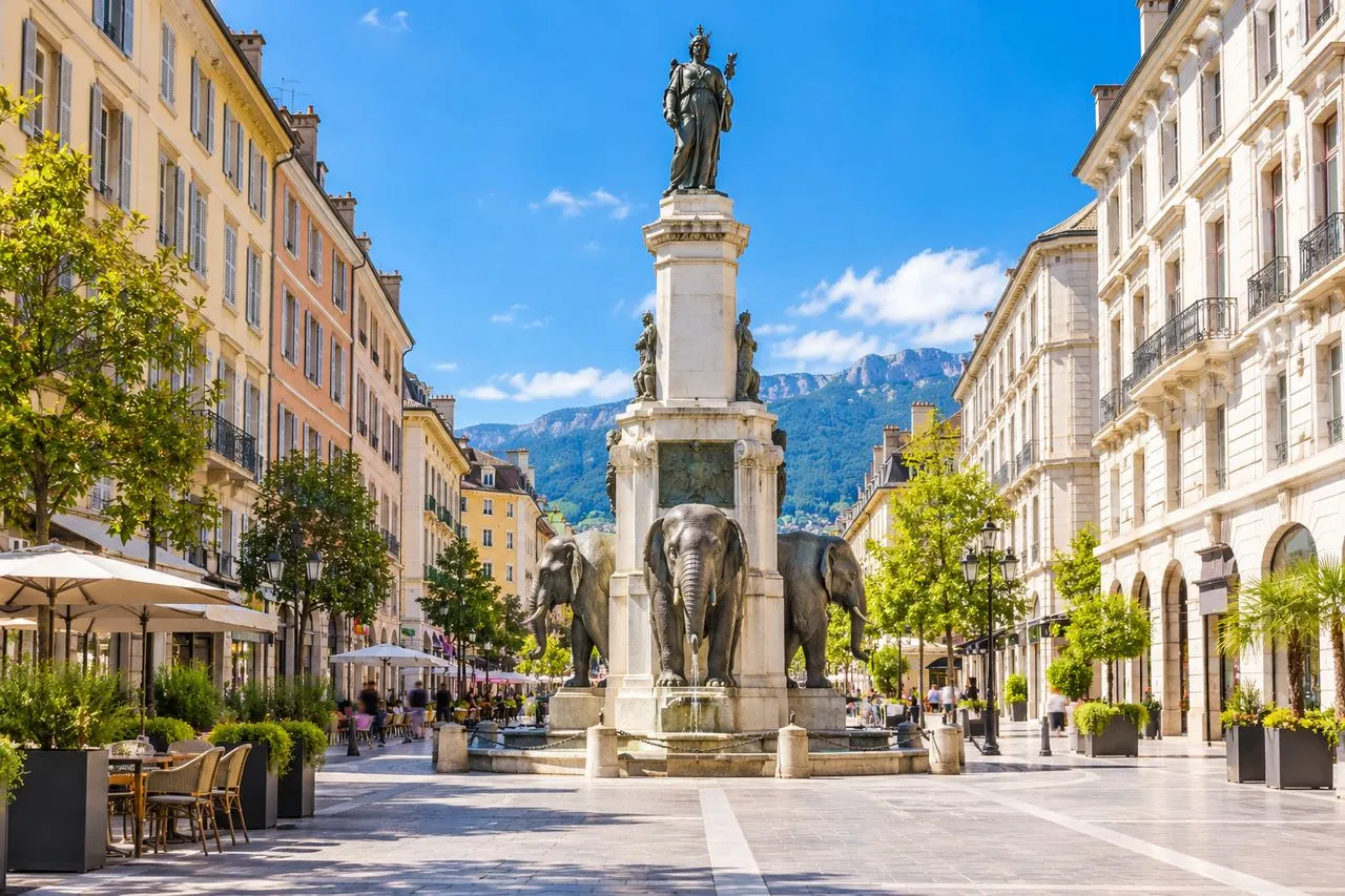 Façades colorées et portes d'immeubles dans la vieille ville de Chambéry